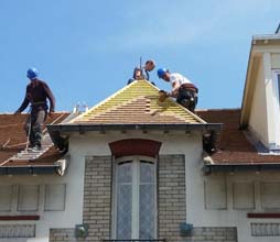 Un artisan couvreur à Plessis-Robinson